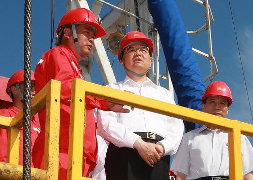 6月26日至28日,中共中央总书记、国家主席、中央军委主席胡锦涛在黑龙江省考察工作。这是胡锦涛专程来到铁人王进喜工作过的大庆油田1205钻井队,了解野外作业情况,看望正在作业的石油工人,勉励他们继承铁人事业,为我国石油工业发展再立新功。新华社记者 鞠鹏 摄