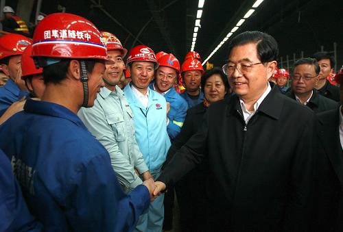 2月14日至15日,农历正月初一和初二,中共中央总书记、国家主席、中央军委主席胡锦涛在福建省厦门市同干部群众共度春节。这是胡锦涛来到厦门翔安隧道建设工地,亲切看望慰问节日期间仍奋战在工地上的农民工。新华社记者鞠鹏摄