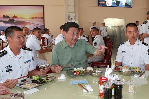 这是4月9日,习近平在水兵餐厅同水兵们共进午餐。新华社记者 李刚 摄