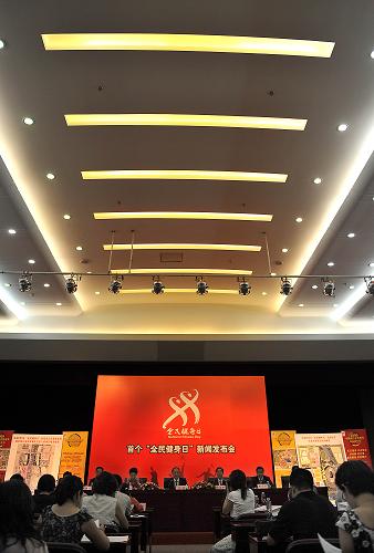 8月4日,国家体育总局局长刘鹏(中)在新闻发布会上讲话。当日,国家体育总局在北京召开新闻发布会,向社会发布、介绍了今年8月8日前后,全国各地组织开展首个“全民健身日”活动的情况。 新华社记者 陈晓伟 摄