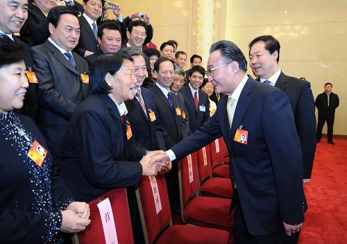 3月10日,中共中央政治局常委、全国人大常委会委员长吴邦国参加十一届全国人大三次会议山西代表团的审议。新华社记者 张铎 摄