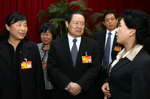 3月10日,中共中央政治局常委、中央政法委书记周永康参加十一届全国人大三次会议黑龙江代表团的审议。