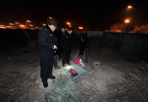 1月9日,110民警周建宝和派出所民警在银川街头一处发现盗窃赃物的现场勘察情况。新华社记者 彭昭之 摄