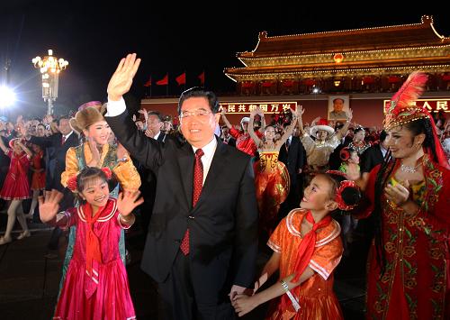 10月1日,首都各界庆祝中华人民共和国成立60周年联欢晚会在北京天安门广场举行。这是中共中央总书记、国家主席、中央军委主席胡锦涛走出天安门城楼,来到群众中间。 新华社记者 兰红光 摄