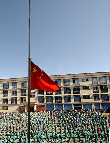 4月21日,拉萨海城小学降半旗,向玉树地震遇难同胞志哀。新华社记者 觉果摄