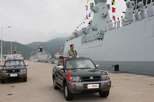 这是4月9日,习近平检阅水兵仪仗队后,登上敞篷车,在雄壮的阅兵曲中依次检阅岳阳舰、衡水舰、玉林舰等舰艇。新华社记者 李刚 摄