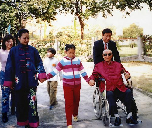 这是习近平一家三口和习仲勋在一起。新华社发