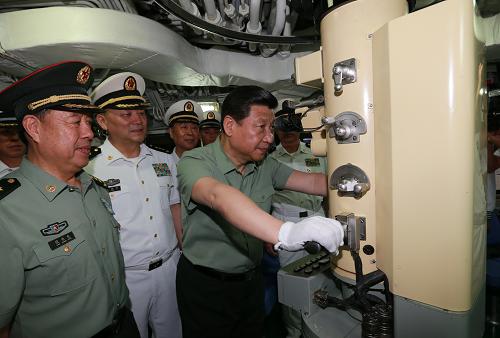 中共中央总书记、国家主席、中央军委主席习近平在出席博鳌亚洲论坛2013年年会相关活动后,专程来到海军驻三亚部队,代表党中央、中央军委向官兵们致以诚挚的问候,勉励大家深入抓好党的十八大精神学习贯彻,牢记党在新形势下的强军目标,坚定强军信心,献身强军实践。这是4月9日,习近平视察某新型潜艇,了解武器装备性能。新华社记者 李刚 摄