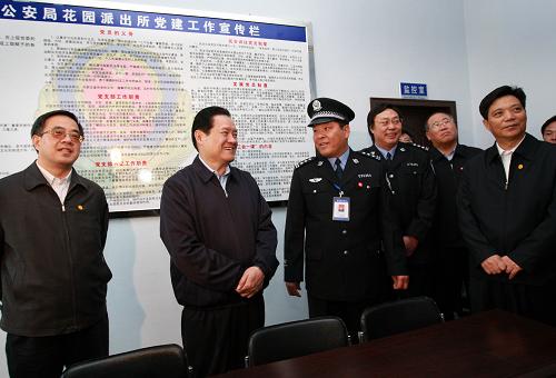 10月20日至22日,中共中央政治局常委、中央政法委书记周永康在河北省怀来县调研和指导深入学习实践科学发展观活动。这是周永康在怀来县公安局花园派出所调研。新华社发