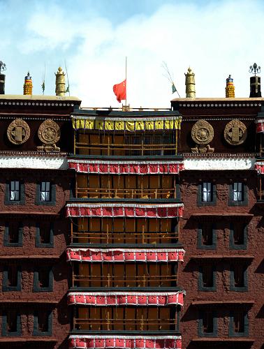 4月21日,拉萨布达拉宫降半旗,向玉树地震遇难同胞志哀。 新华社记者 觉果摄