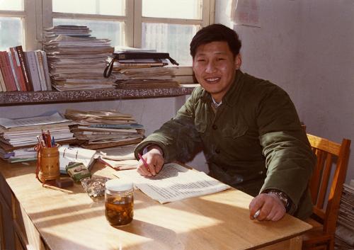 这是1983年,在河北正定办公室里的习近平。新华社发